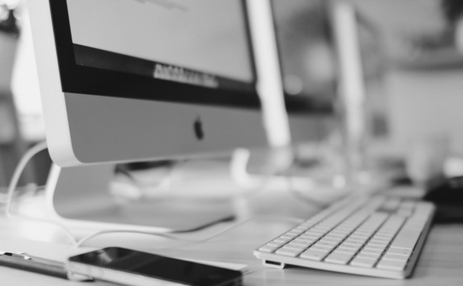 Рабочее место аналитика с данными на мониторах